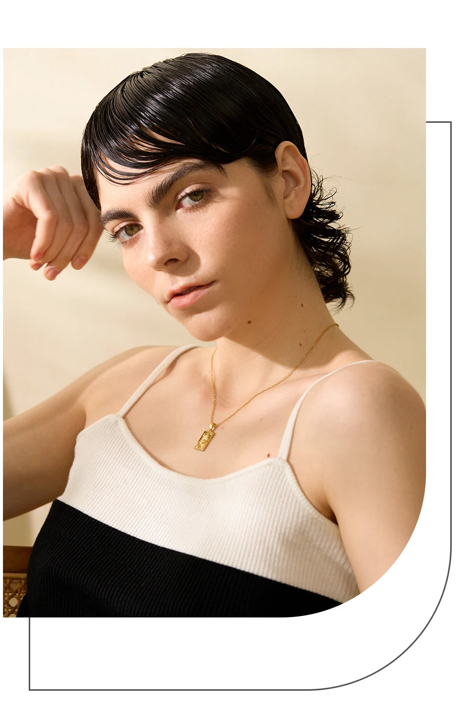 Geometric necklace in gold-plated stainless steel.