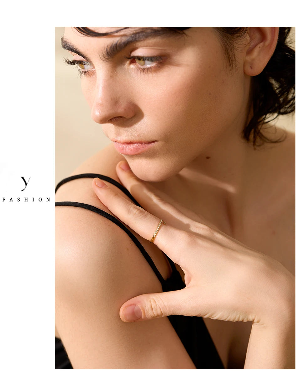 Cubic zirconia minimalist geometric ring in gold-plated stainless steel with cubic zirconia.