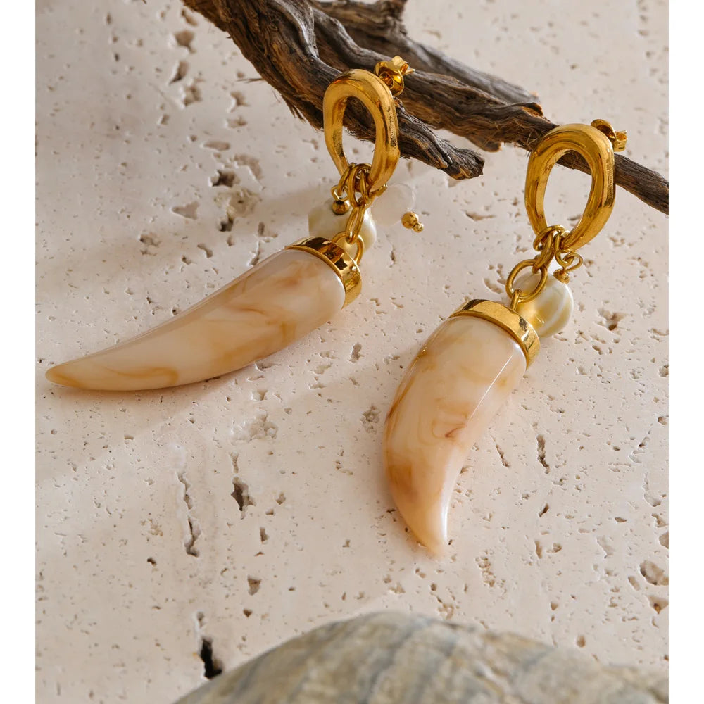 Resin acrylic geometric earrings in gold-plated stainless steel with resin and acrylic.