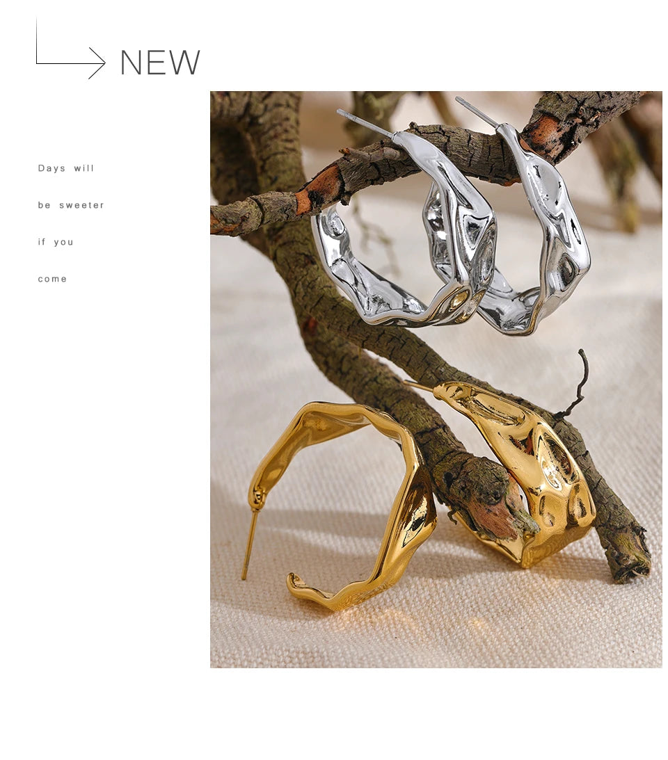 Geometric earrings in gold-plated 316L stainless steel.