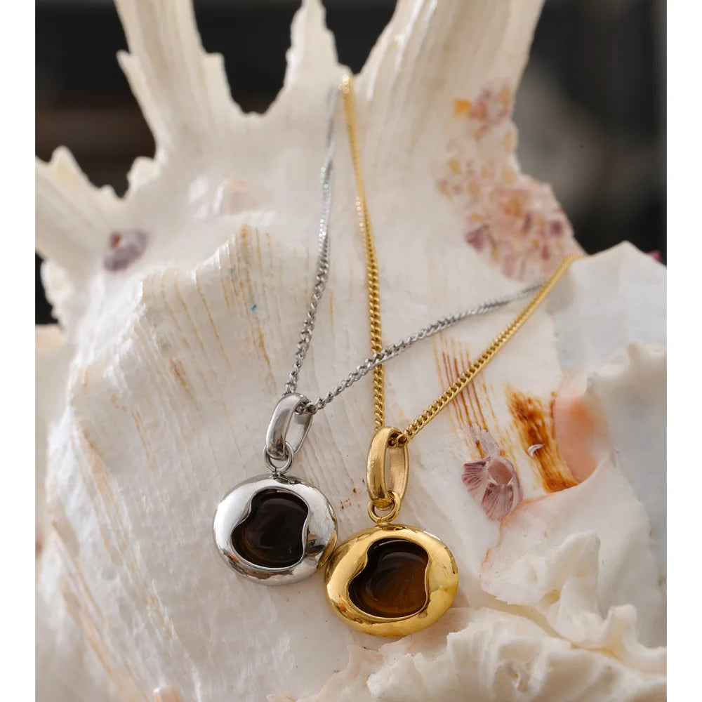 Natural stone geometric necklace in gold-plated stainless steel with natural stone.
