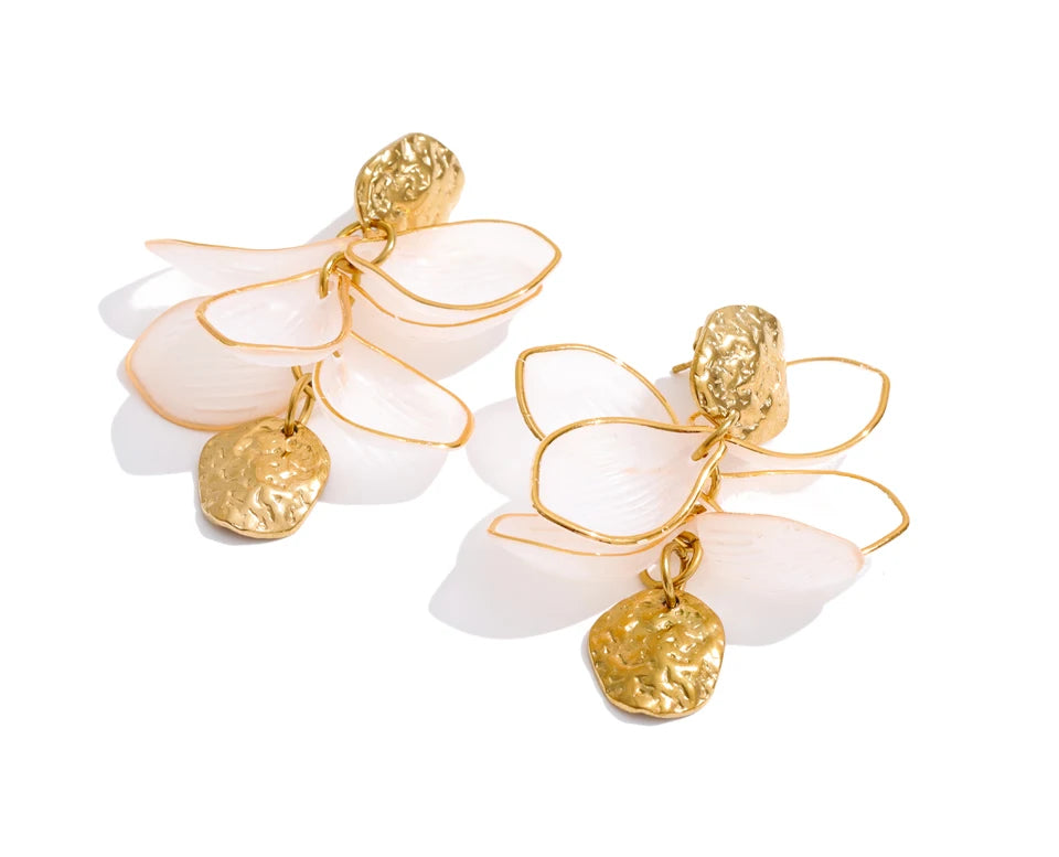 Resin acrylic flower earrings in gold-plated stainless steel with resin and acrylic.