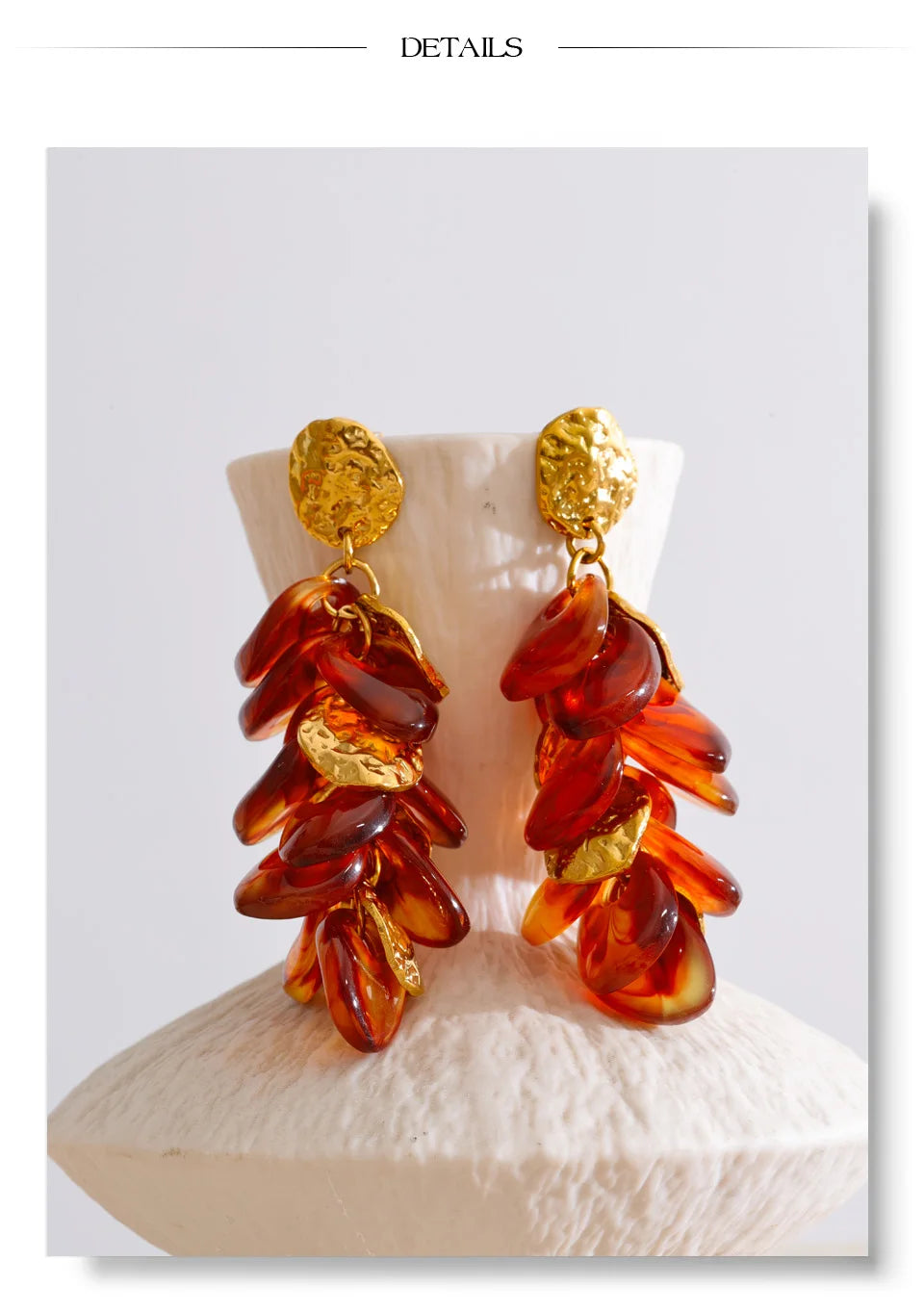 Amber resin flower earrings in gold-plated stainless steel with resin.