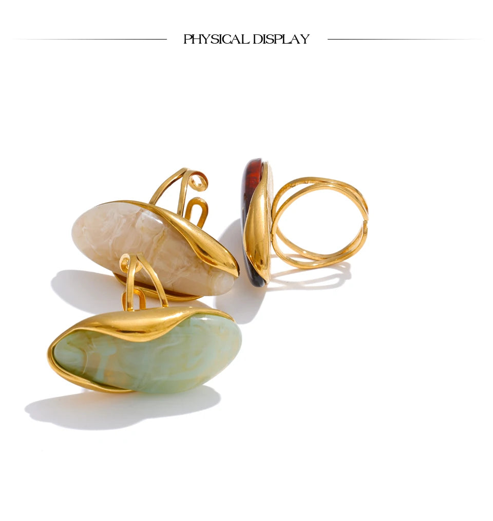 Green resin geometric ring in 18K gold-plated stainless steel with resin.