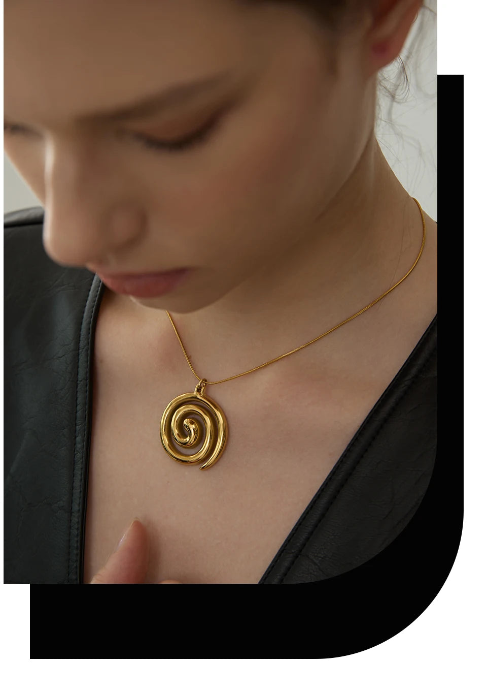 Geometric necklace in gold-plated stainless steel.