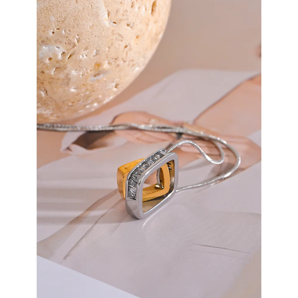 Geometric layered necklace in gold-plated 316L stainless steel.