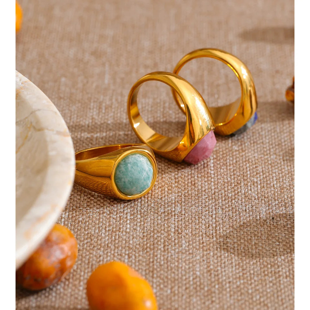 Natural stone geometric ring in 18K gold-plated stainless steel with natural stone.