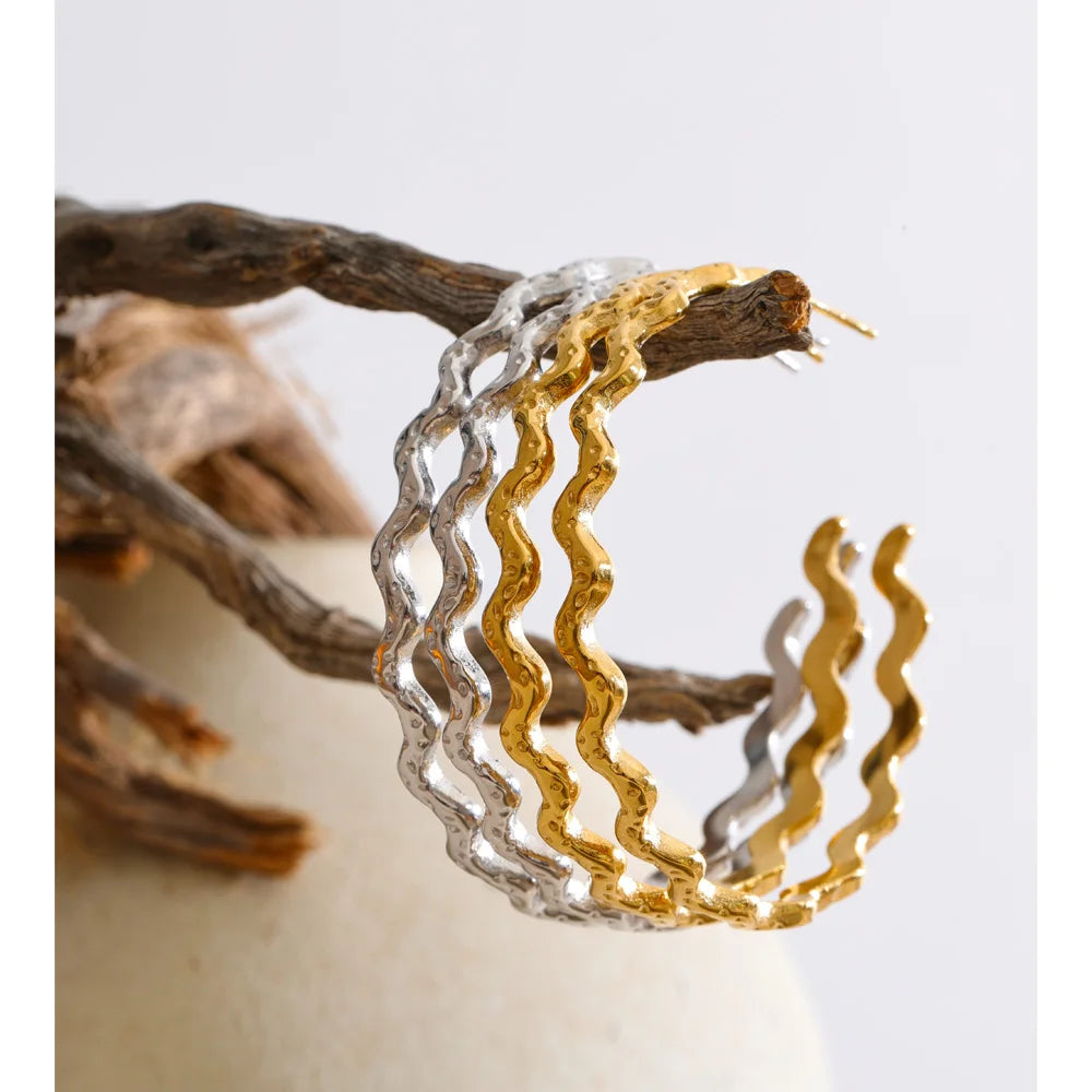 Geometric earrings in gold-plated stainless steel.