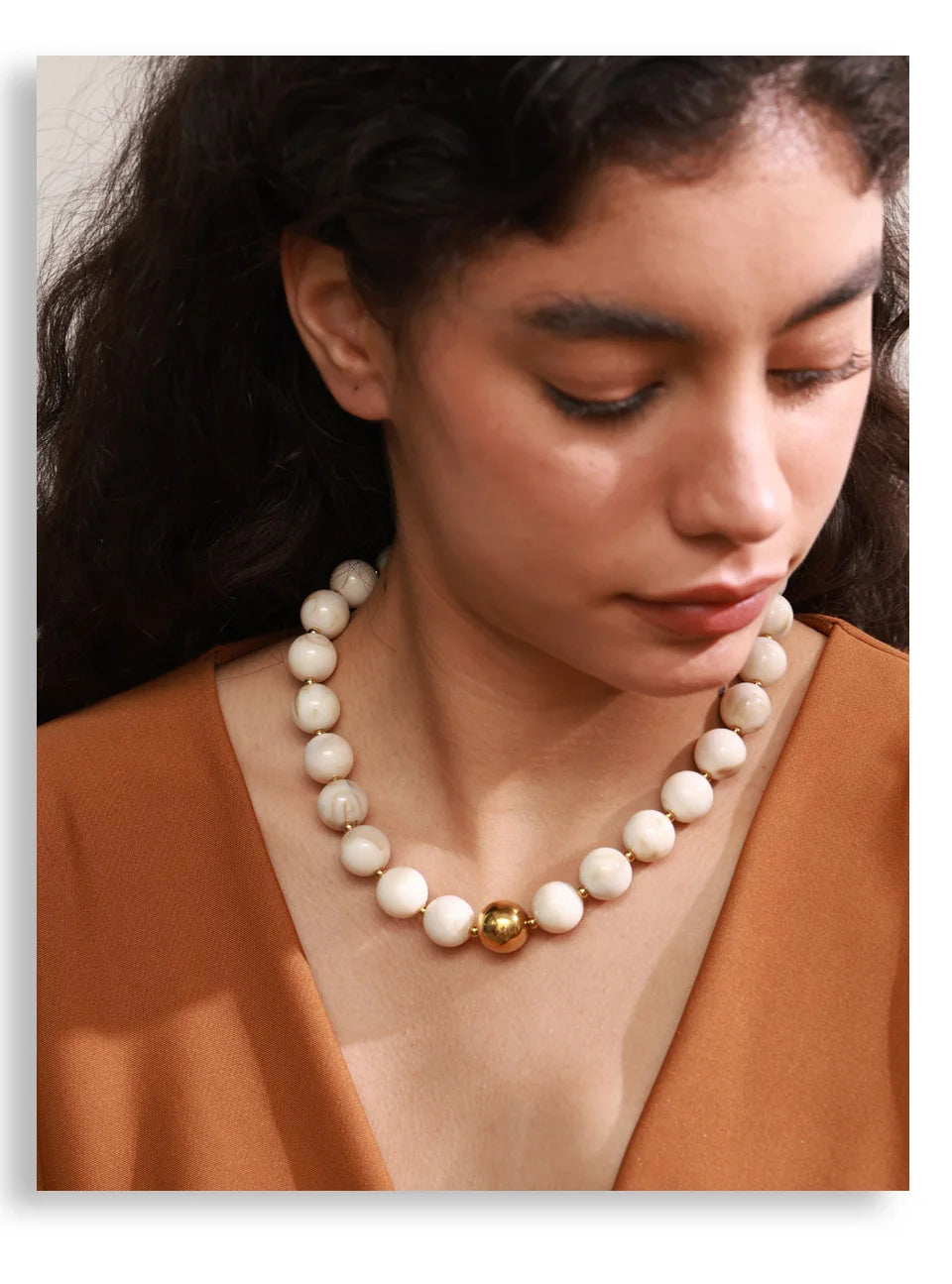 Resin beaded multi-color necklace in gold-plated stainless steel with resin.