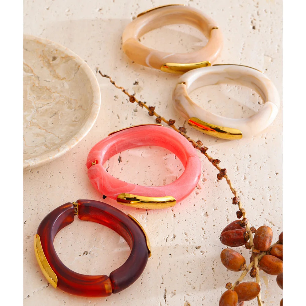 Resin acrylic multi-color bracelet in gold-plated stainless steel with resin and acrylic.