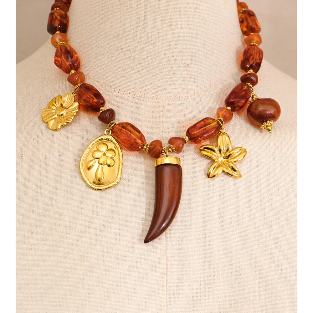 Amber resin flower necklace in gold-plated stainless steel with resin.