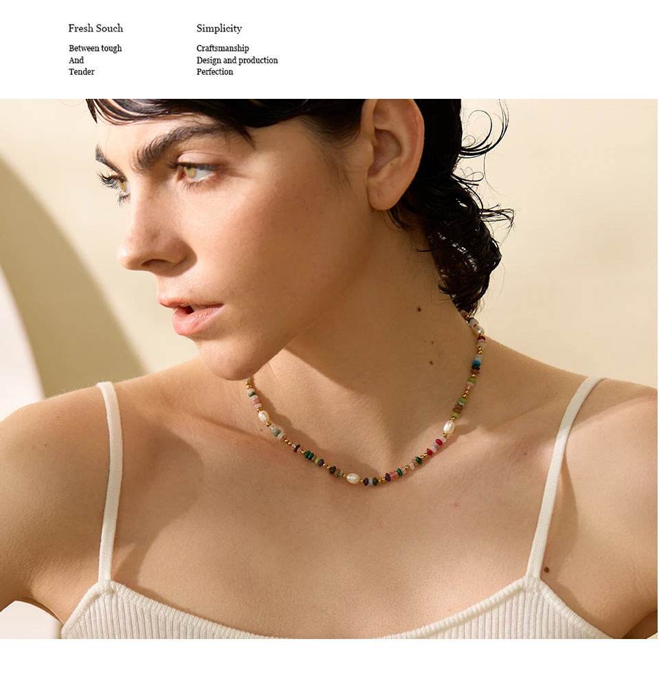 Freshwater pearl natural stone multi-color necklace in gold-plated stainless steel with freshwater pearl and natural stone.