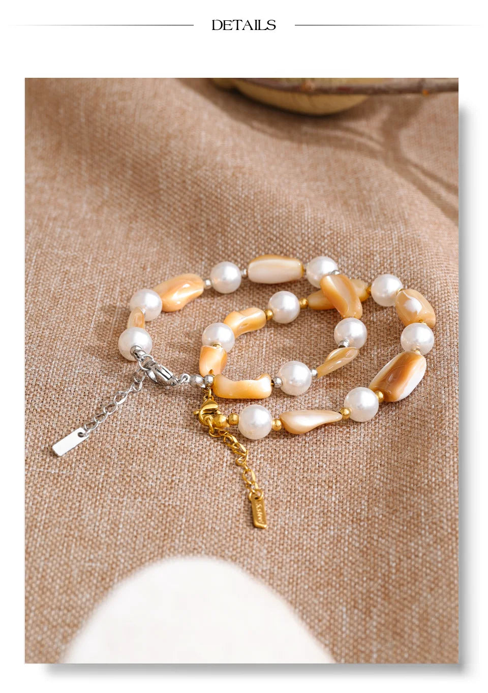 Pearl resin beaded necklace in gold-plated stainless steel with pearl and resin.