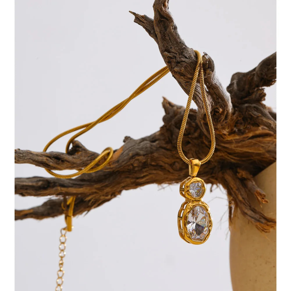 Cubic zirconia geometric necklace in gold-plated stainless steel with cubic zirconia.
