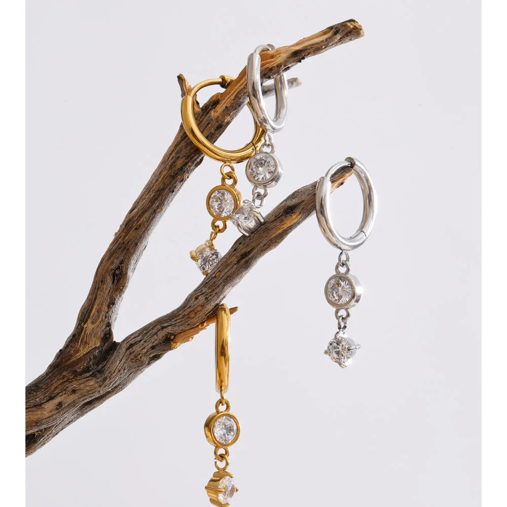 Cubic zirconia geometric earrings in gold-plated stainless steel with cubic zirconia.