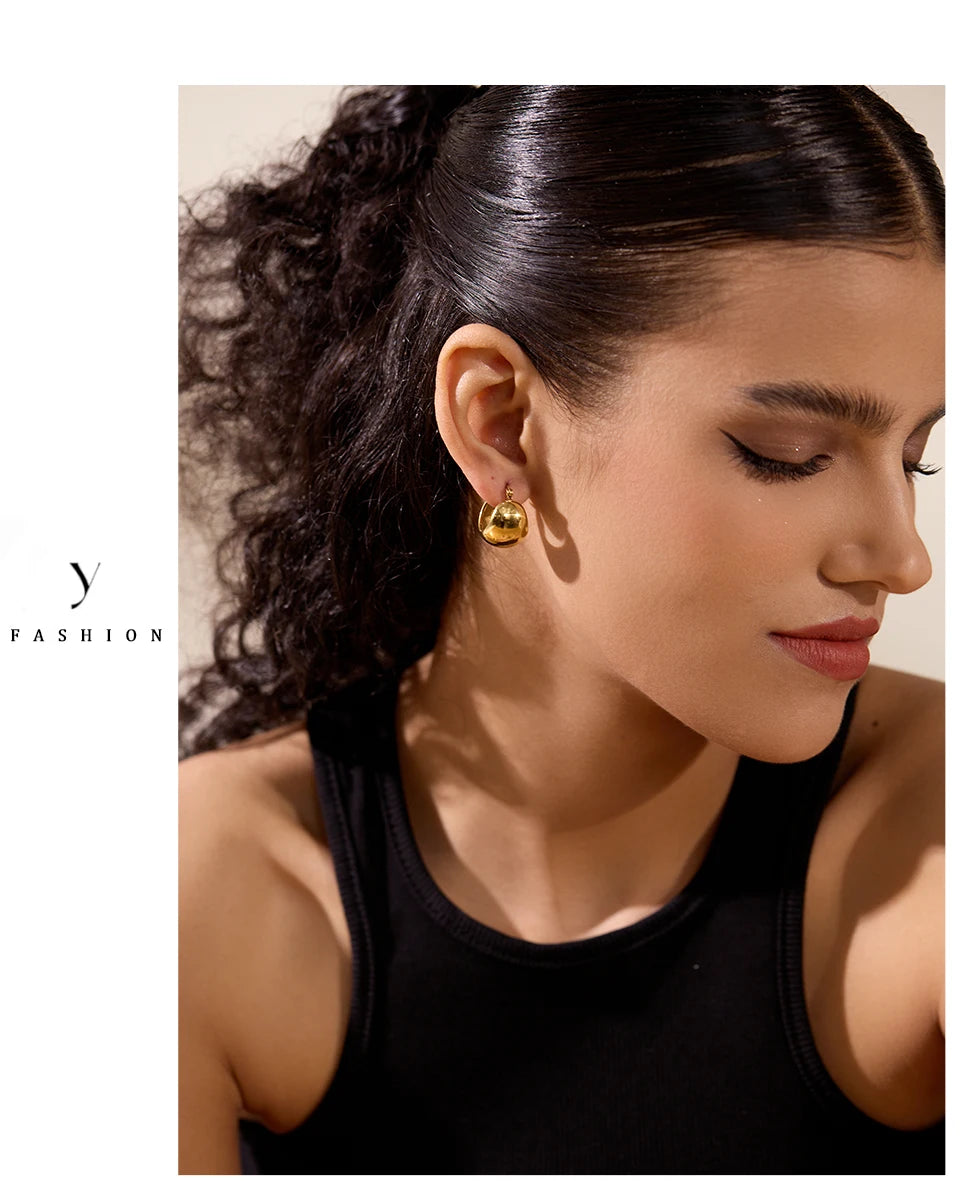 Geometric earrings in gold-plated stainless steel.