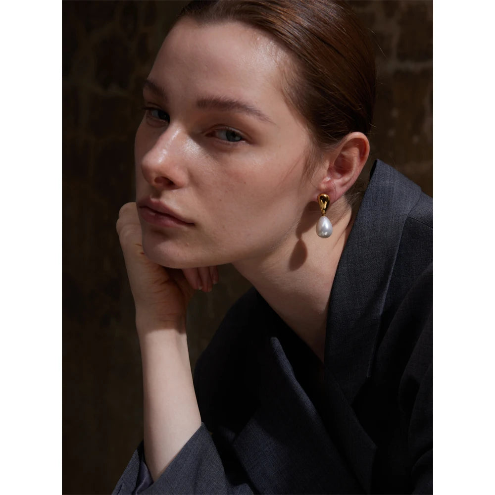 Pearl geometric earrings in gold-plated stainless steel with pearl.