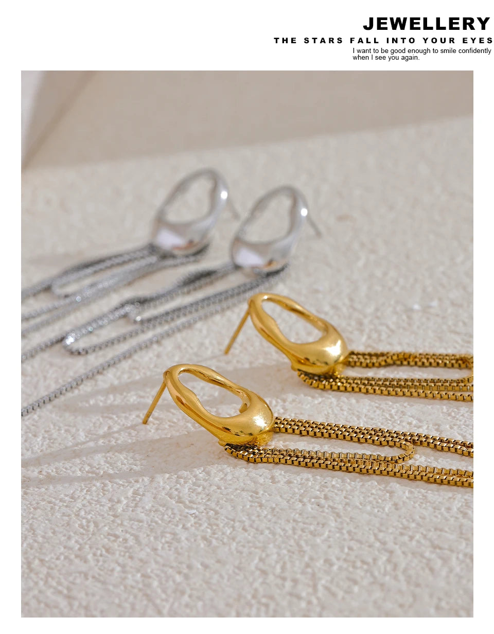 Geometric chain earrings in gold-plated 316L stainless steel.