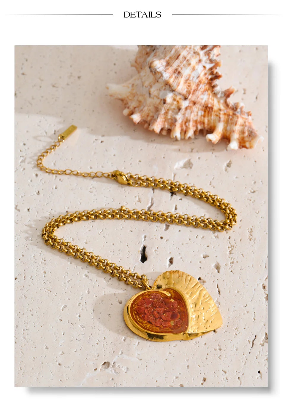 Resin heart necklace in gold-plated stainless steel with resin.