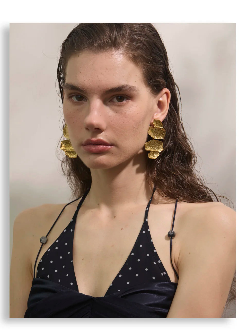 Hammered geometric earrings in gold-plated stainless steel.