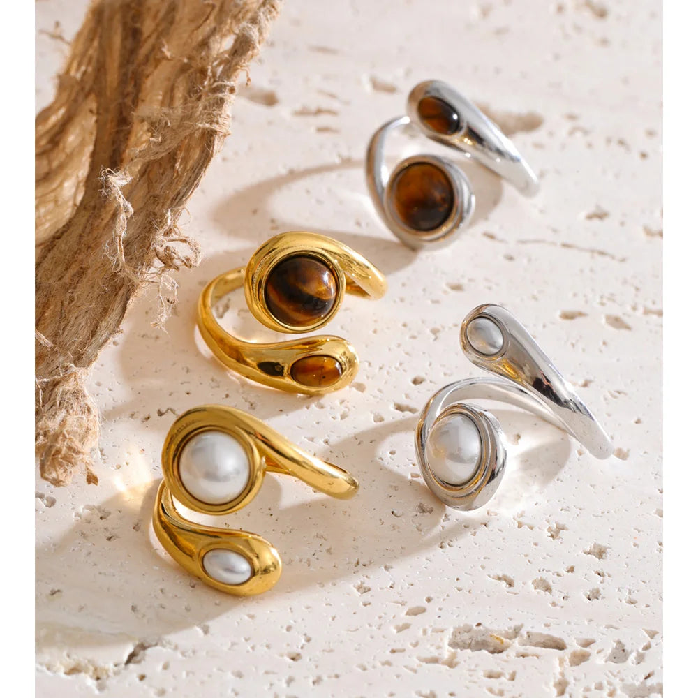 Pearl natural stone geometric ring in 18K gold-plated stainless steel with pearl and natural stone.