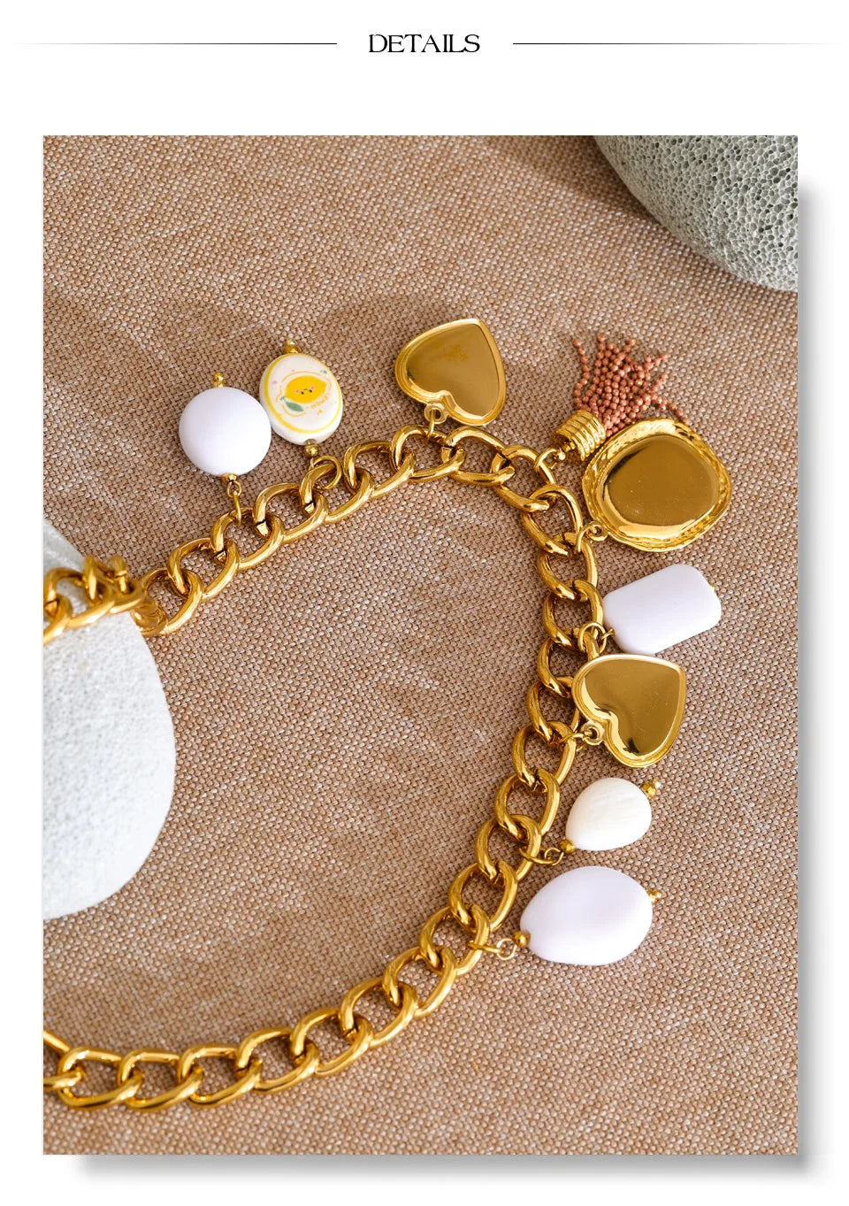 Heart flower necklace in gold-plated stainless steel.