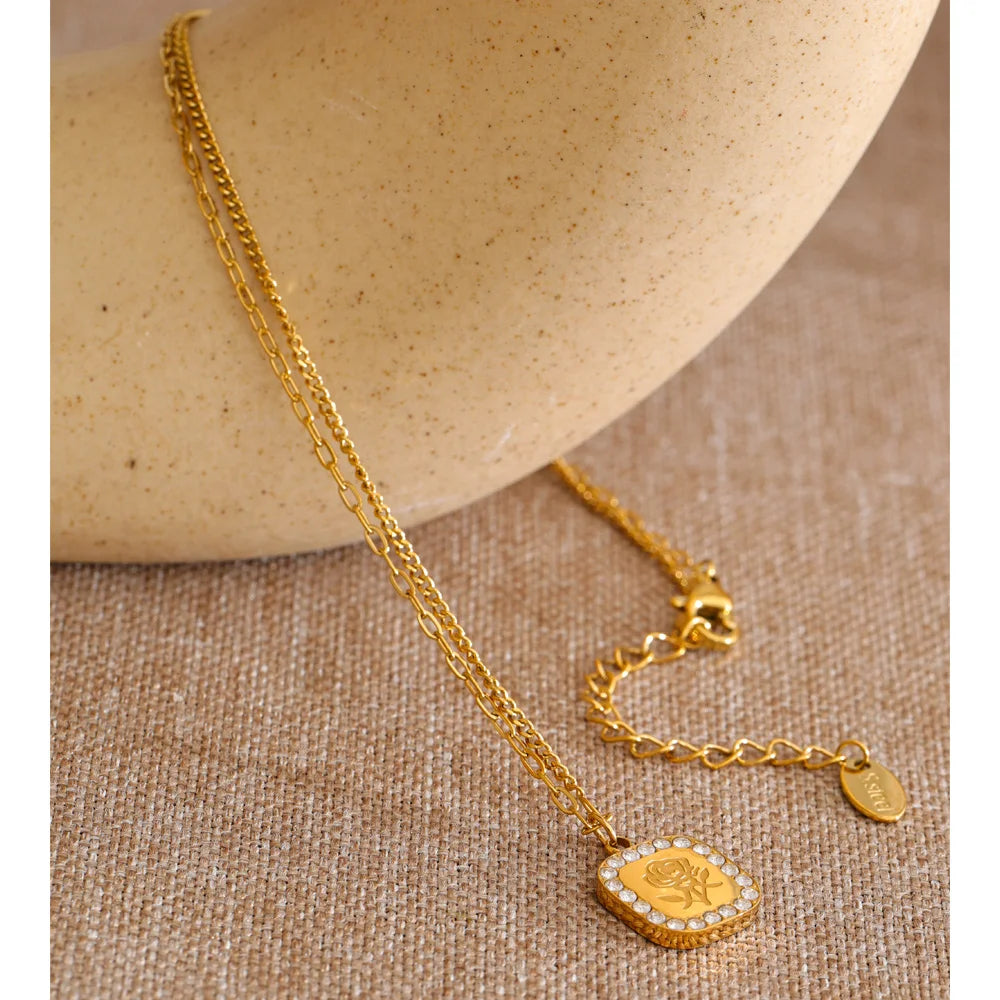 Cubic zirconia flower geometric necklace in gold-plated stainless steel with cubic zirconia.