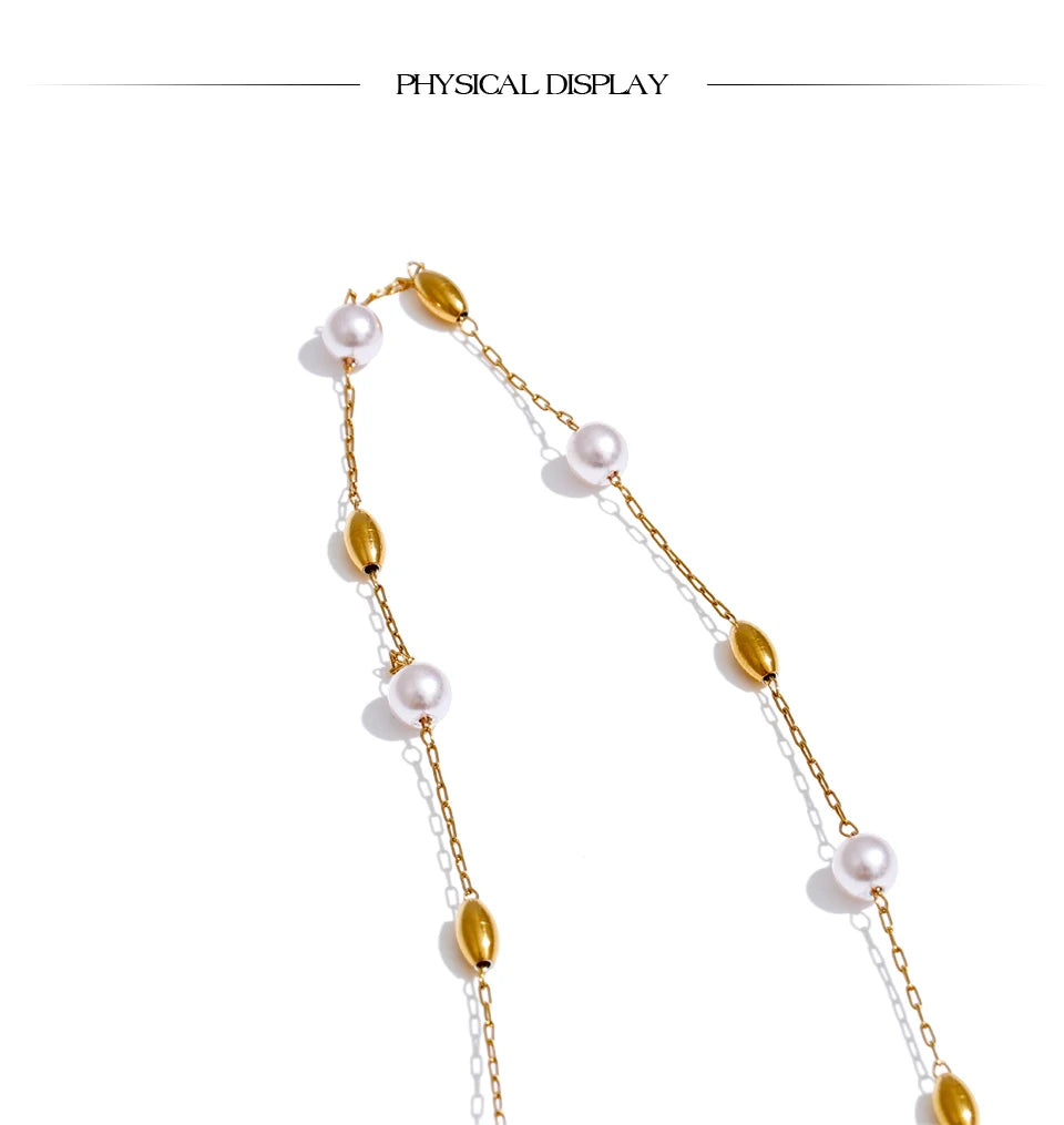 Pearl beaded geometric necklace in gold-plated stainless steel with pearl.