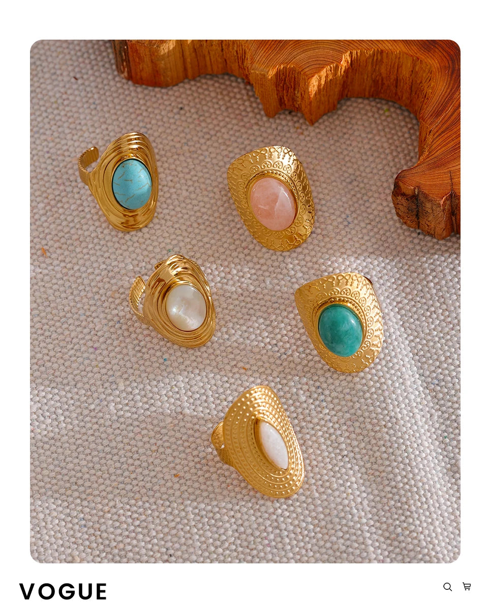 Green natural stone geometric ring in 18K gold-plated stainless steel with natural stone.