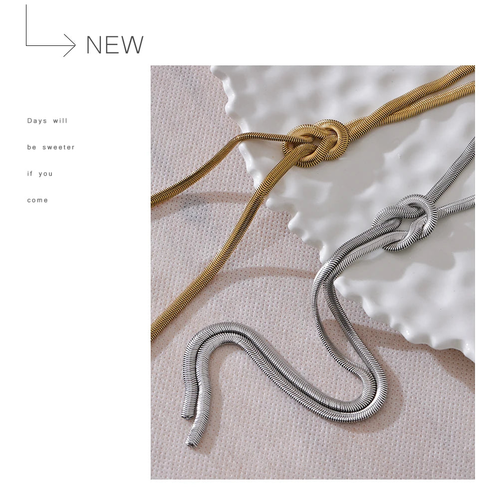 Snake geometric chain necklace in gold-plated stainless steel.