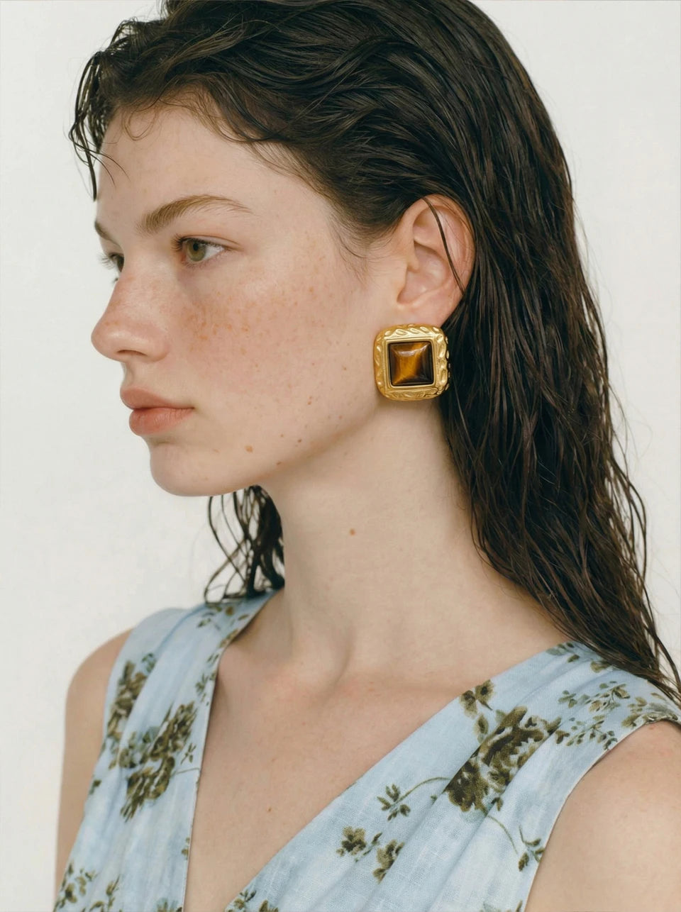 Natural stone geometric earrings in gold-plated stainless steel with natural stone.
