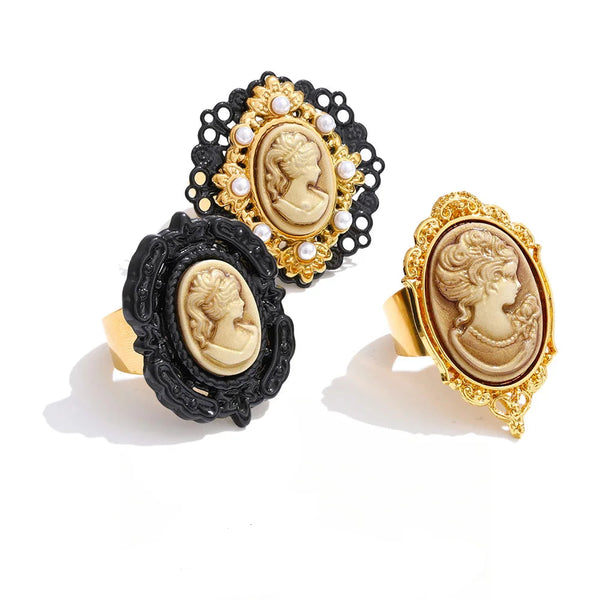 Gold-plated stainless steel ring with pearl and resin detailing a portrait.