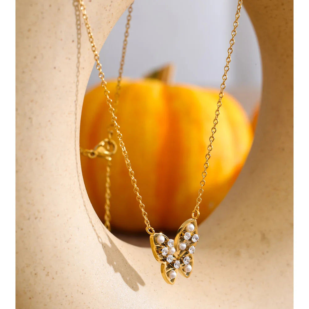 Cubic zirconia pearl butterfly necklace in gold-plated stainless steel with pearl and cubic zirconia.