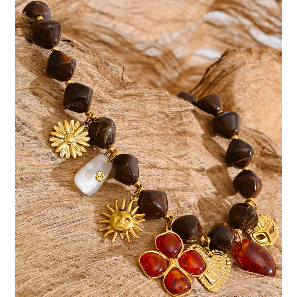 Resin acrylic heart necklace in gold-plated stainless steel with resin and acrylic.