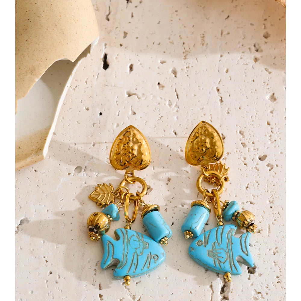 Blue natural stone geometric earrings in gold-plated stainless steel with natural stone.