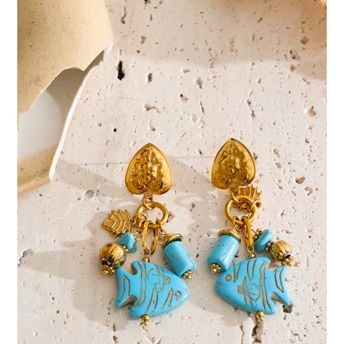 Blue natural stone geometric earrings in gold-plated stainless steel with natural stone.