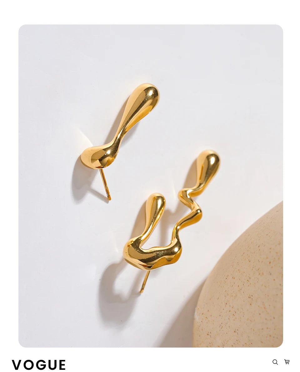 Geometric earrings in 18K gold-plated stainless steel.