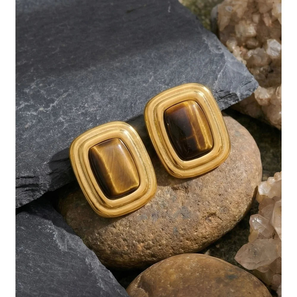Natural stone geometric earrings in gold-plated stainless steel with natural stone.