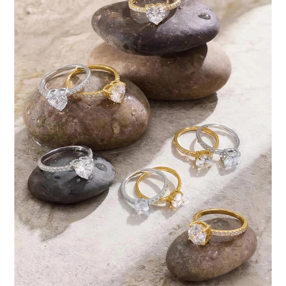 Cubic zirconia heart ring in gold-plated stainless steel with cubic zirconia.