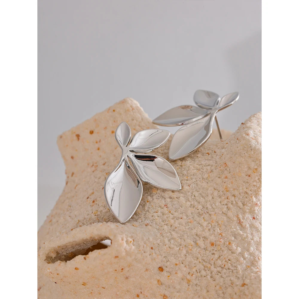 Flower geometric earrings in gold-plated stainless steel.