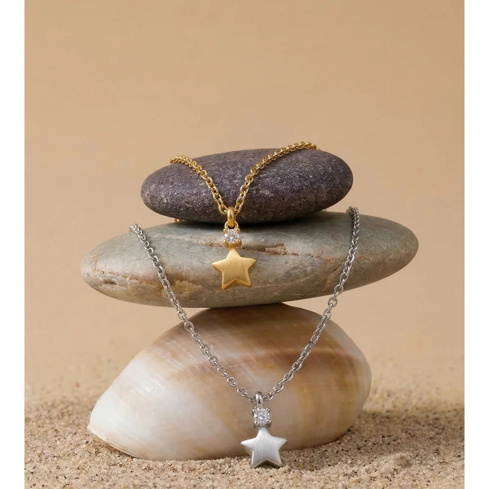 Cubic zirconia star necklace in gold-plated stainless steel with cubic zirconia.