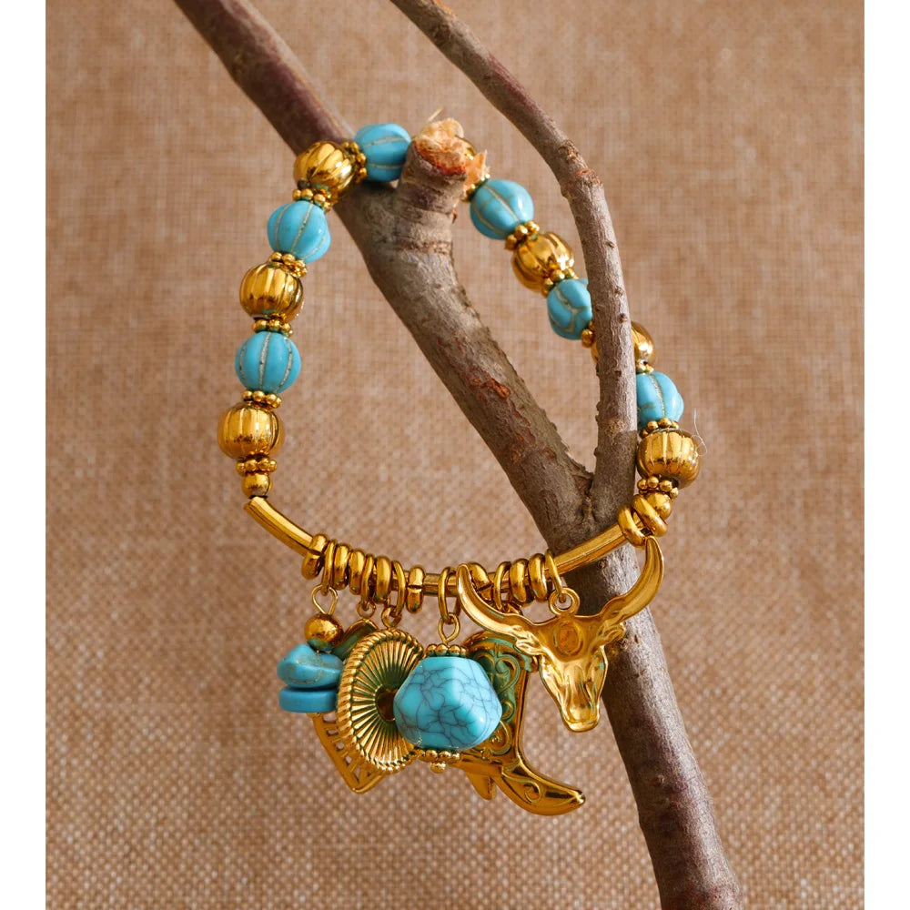 Natural stone heart beaded necklace in gold-plated stainless steel with natural stone.