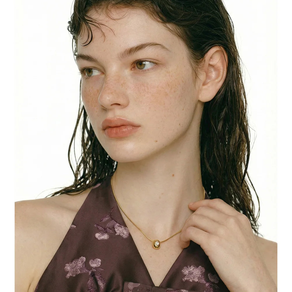 Cubic zirconia geometric necklace in gold-plated stainless steel with cubic zirconia.