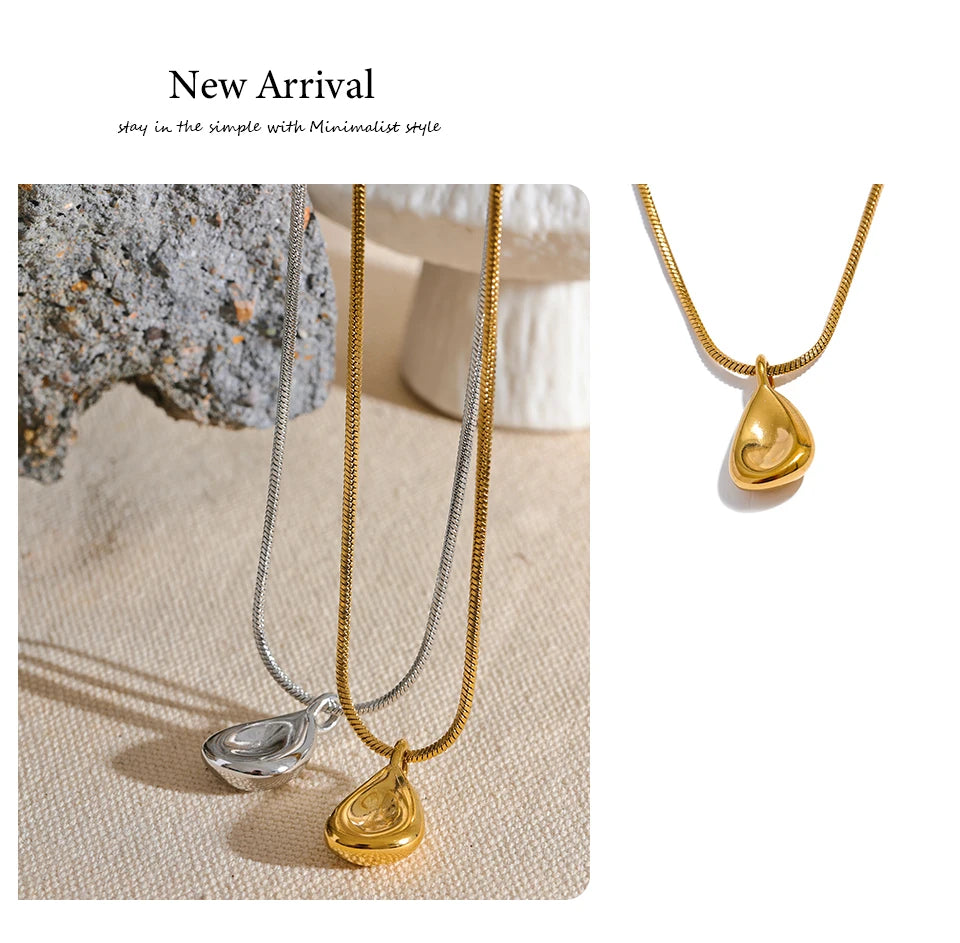 Geometric necklace in gold-plated 316L stainless steel.