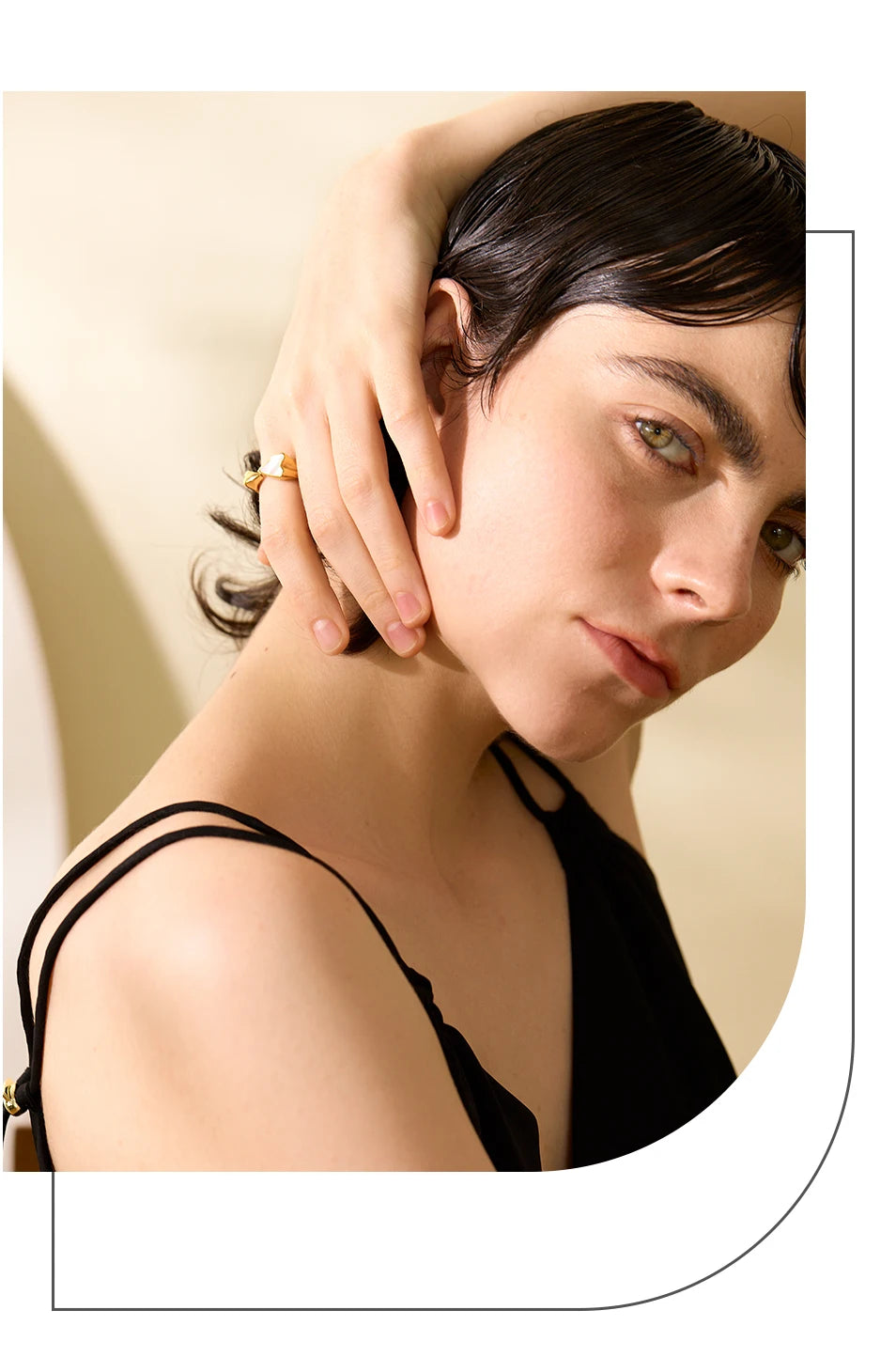 Shell acrylic heart ring in 18K gold-plated stainless steel with shell and acrylic.