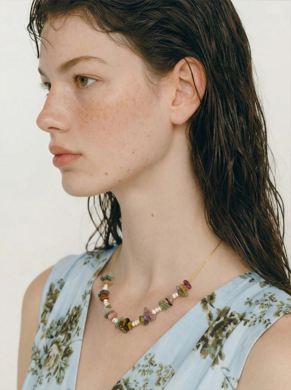 Pearl natural stone multi-color necklace in gold-plated stainless steel with pearl and natural stone.