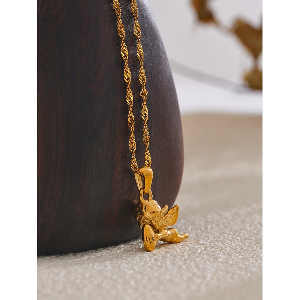 Heart geometric necklace in gold-plated stainless steel.