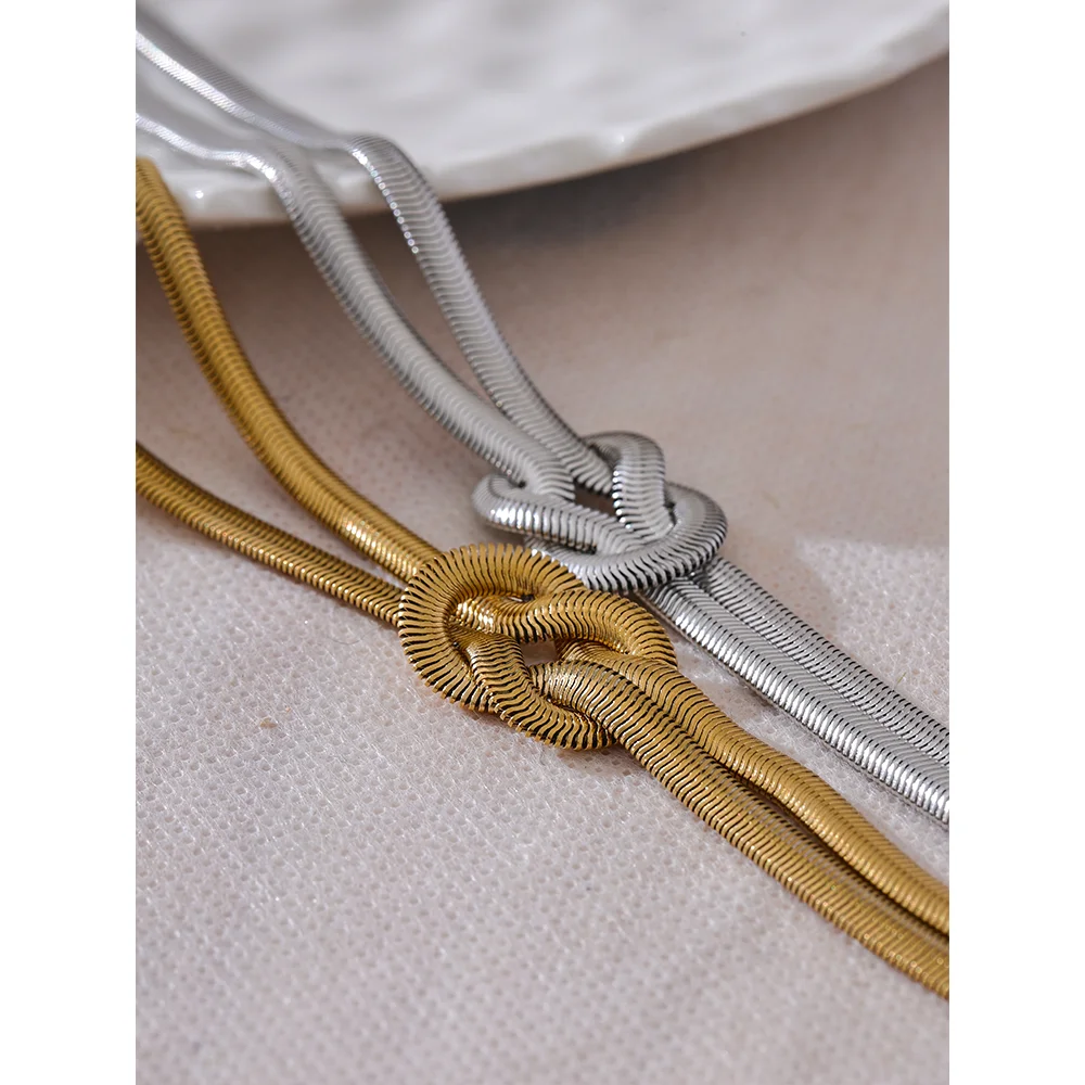 Snake geometric chain necklace in gold-plated stainless steel.