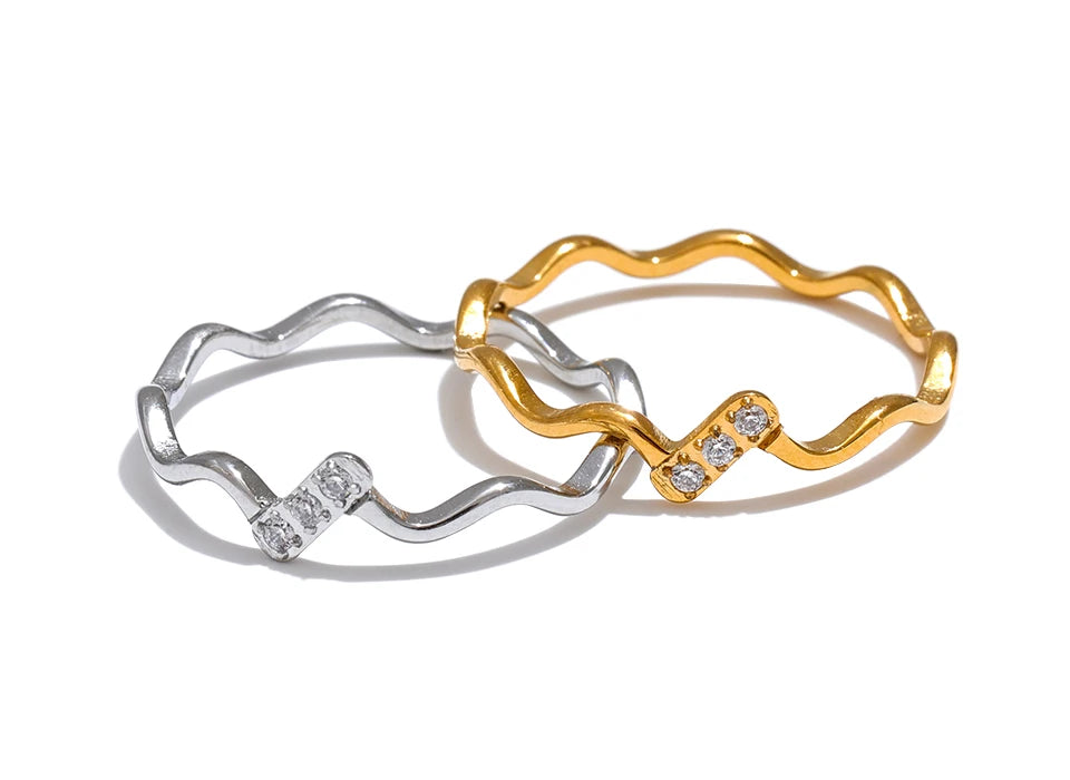 Cubic zirconia minimalist geometric ring in gold-plated stainless steel with cubic zirconia.