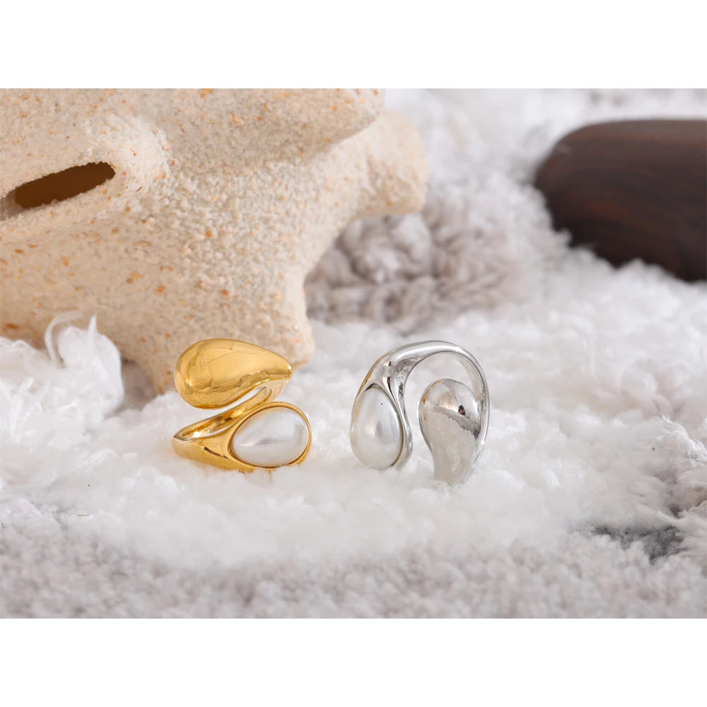 Pearl geometric ring in gold-plated stainless steel with pearl.